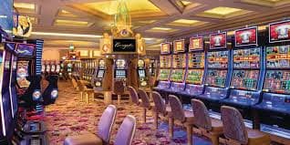 EF93 ပလက်ဖောင်းတွင် Slots နှင့် Live Casino ကစားနေသော မြန်မာကစားသမားပုံ